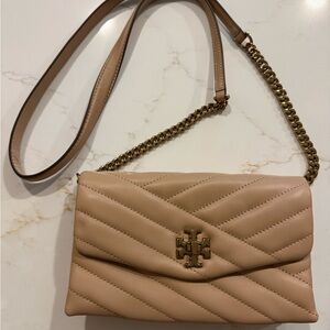 Tory Burch Kira Chevron leather chain wallet in the color Devon Sand